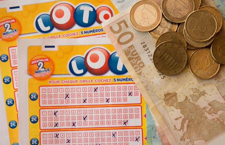 Une grille de Loto et de l'argent